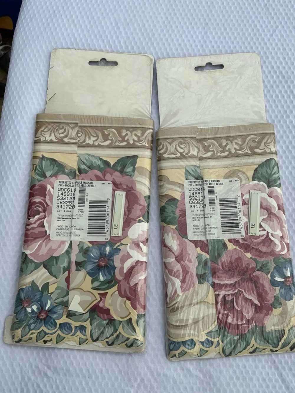 Sculpted Borders Floral Wallpaper Border in Cream and Pink